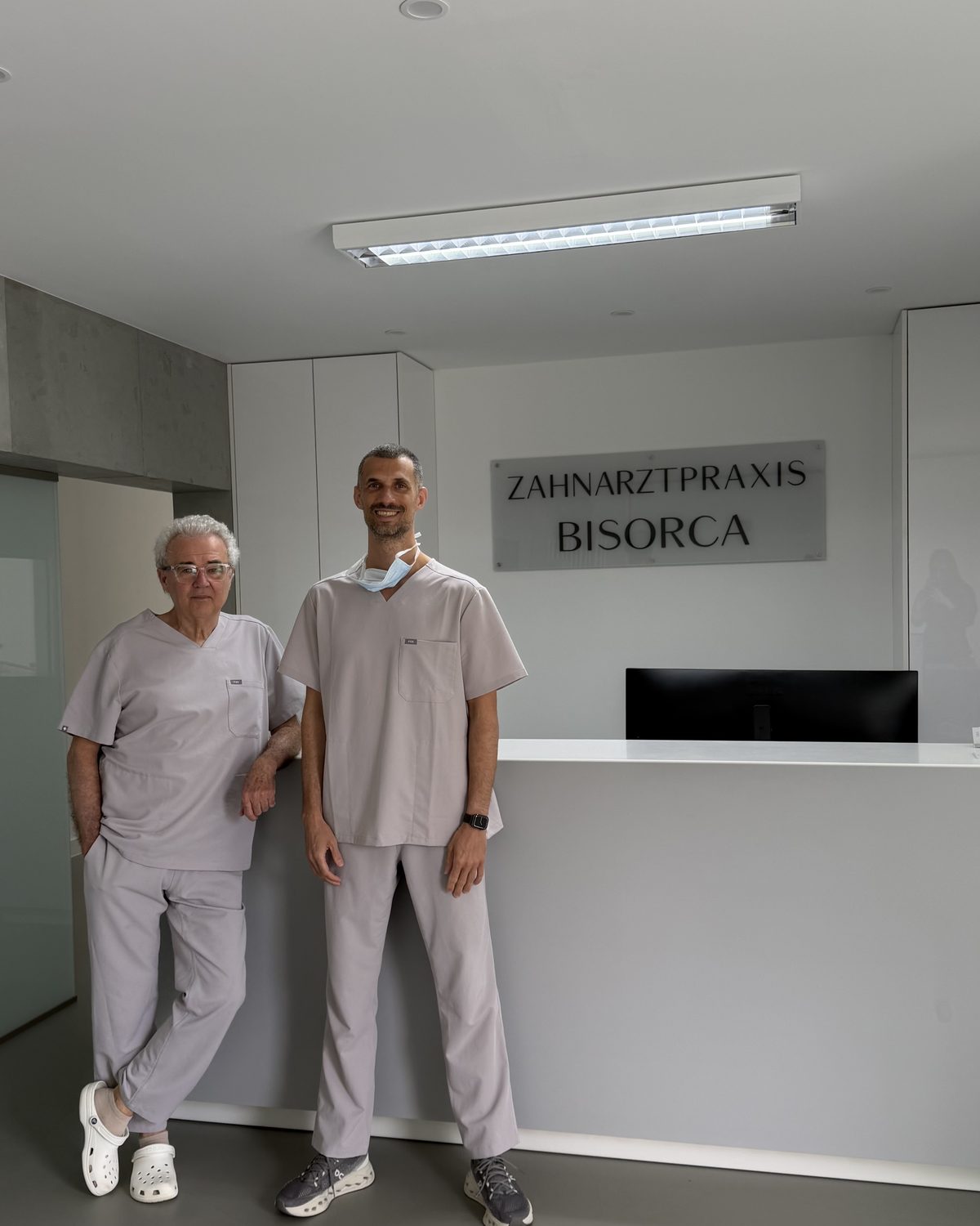 Mircea und Alexander Bisorca am Empfang der Zahnarztpraxis